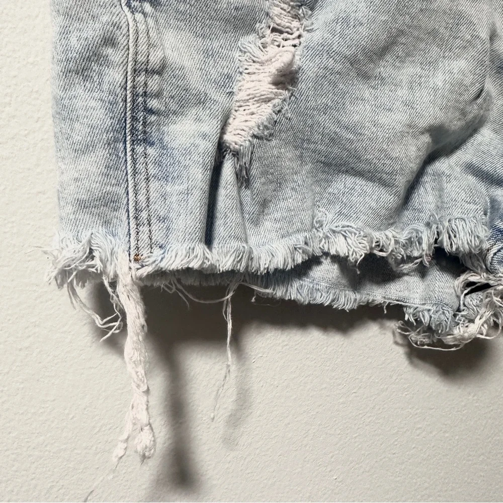 Old Navy Boyfriend Denim Shorts Distressed Cutoffs Light Wash Women’s Size 10